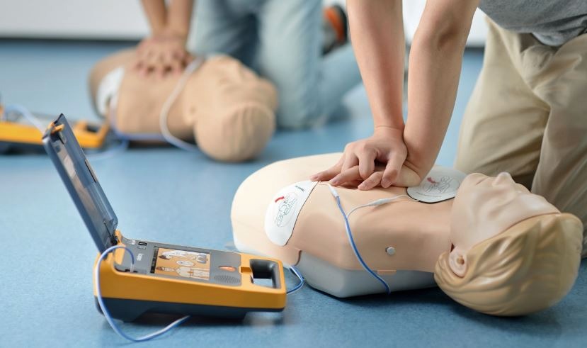 Kaip naudoti defibriliatorių?