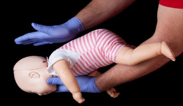 Ar žinote kaip elgtis užspringus vaikui?